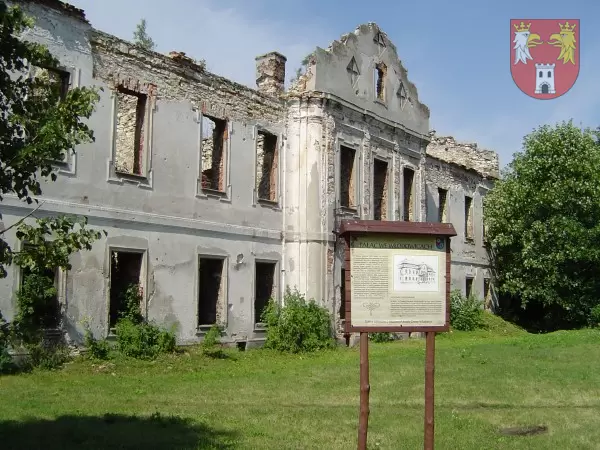 ruiny pałacu we Włodowicach